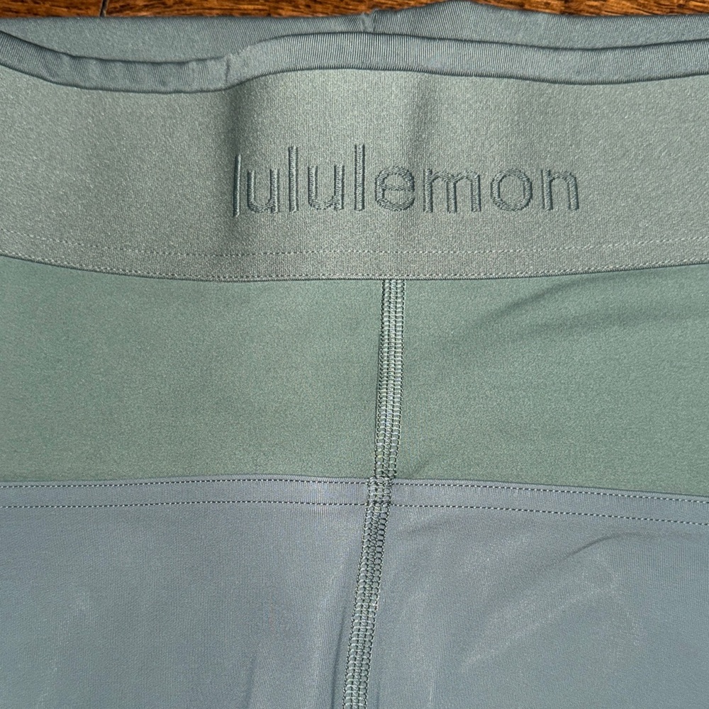 NWT lululemon license to Tain HR short 2” Logo size 8 - Picture 3 of 9